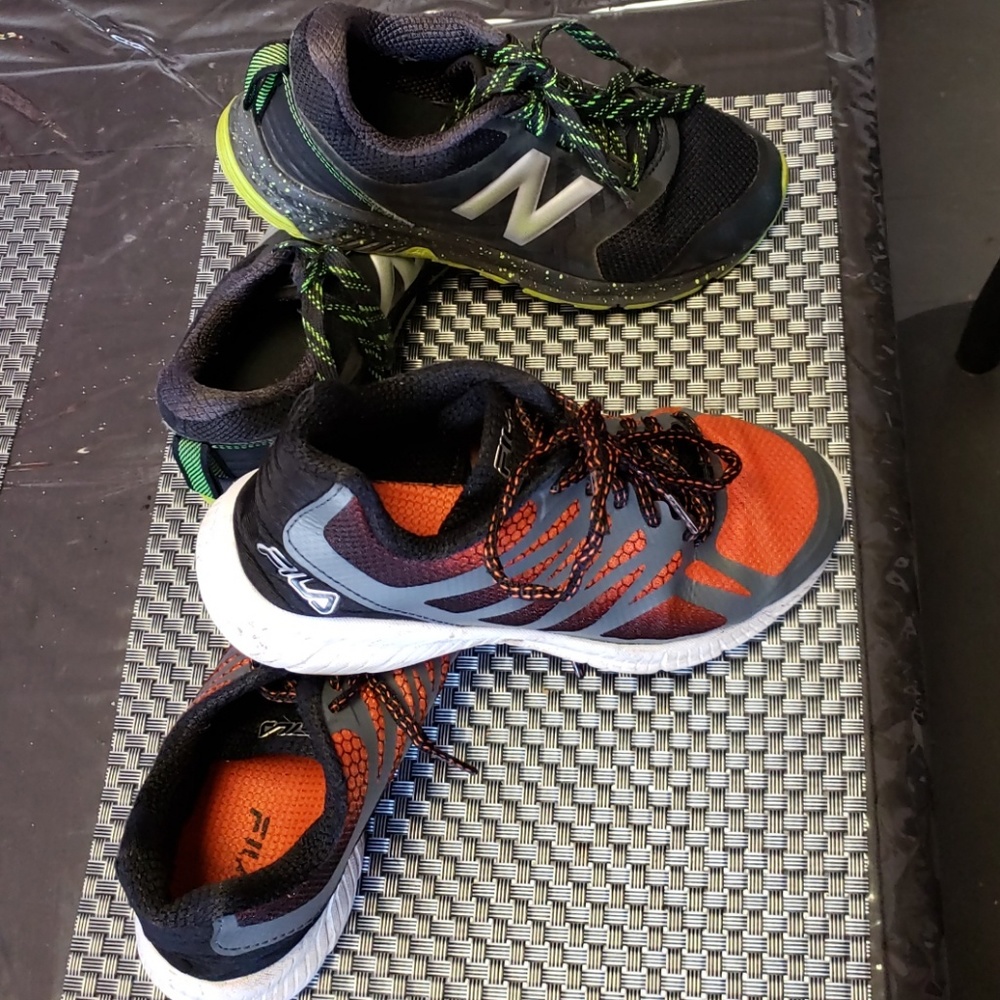 2 pair tennis shoes boys(YOU GET BOTH PAIR)